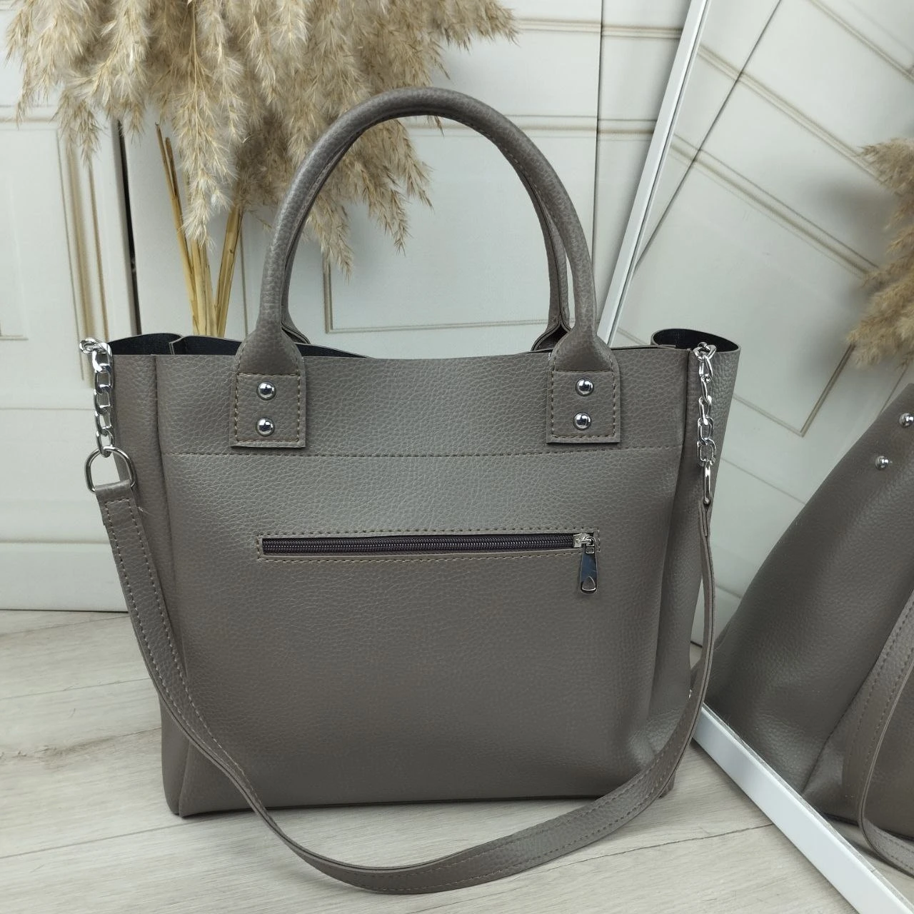 Жіноча сумка капучіно класична для осінніх прогулянок